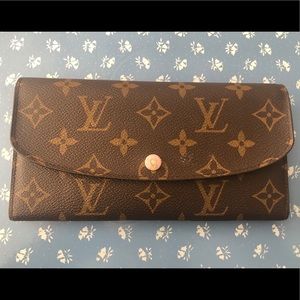 SOLD‼️ Emilie Wallet